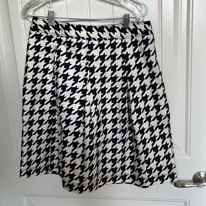MERONA oversized houndstooth print skirt with pleats and side zipper size 10 EUC